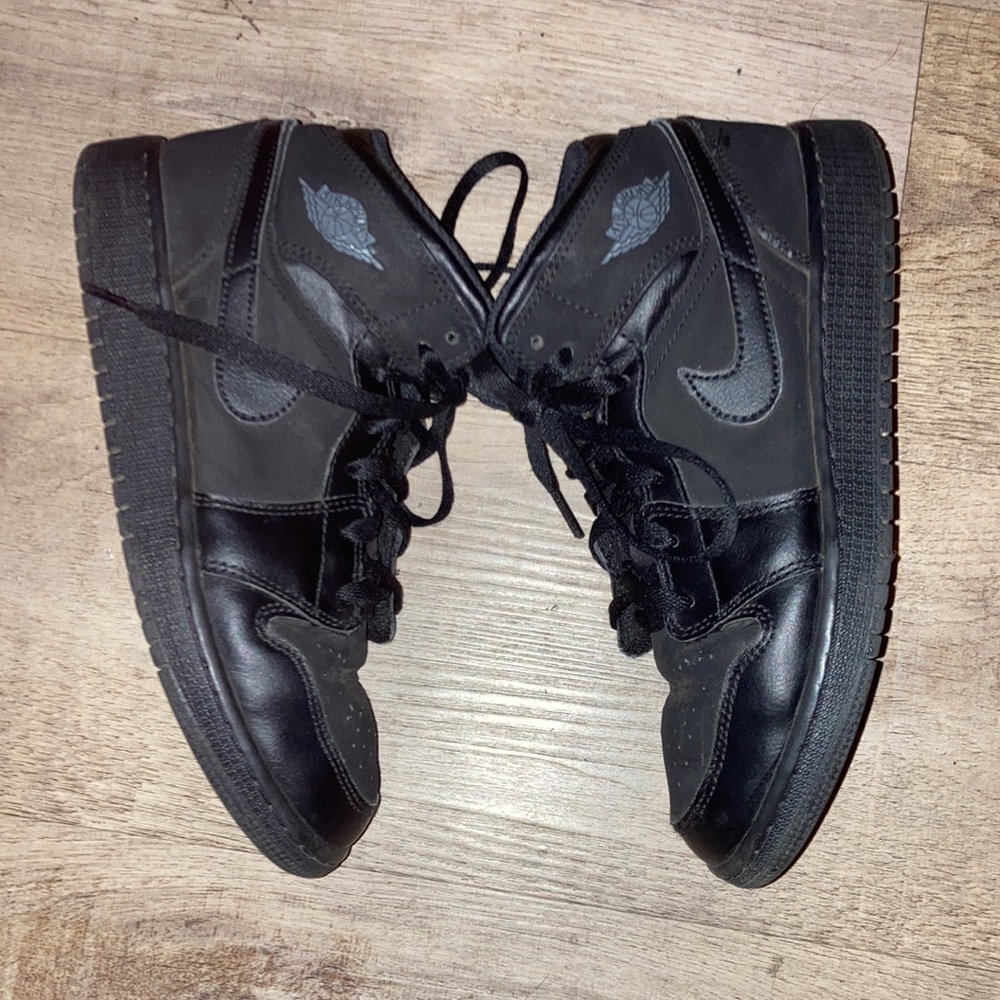 nike air jordans mid leather OG black high top sneakers